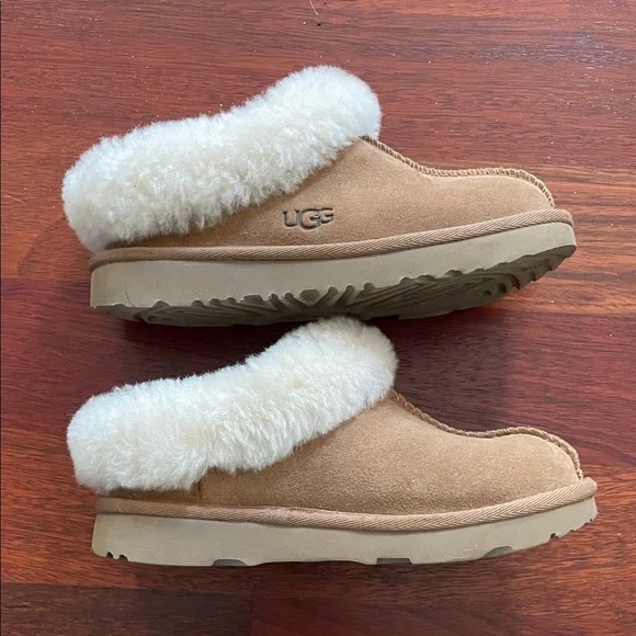UGG Tan Slip Ons with Sherling Lining - Picture 4 of 4